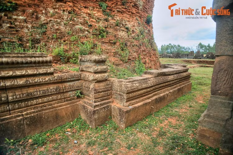 Giá trị của tháp Dương Long được thể hiện không chỉ ở chiều cao mà còn ở phong cách kiến trúc độc đáo. Đế tháp và các cửa giả được ghép bởi những tảng đá lớn chạm trổ công phu, dù đã hư hại nhiều do thời gian những vẫn toát lên vẻ đẹp tráng lệ.