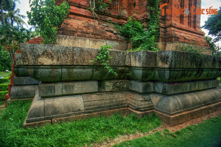 Theo các nhà nghiên cứu, tháp Đôi có niên đại vào khoảng cuối thế kỷ 12, đầu thế kỷ 13 trong giai đoạn phong cách Bình Định. Đây cũng là thời kỳ có sự giao lưu thường xuyên giữa Chăm Pa và vương quốc Khmer nên nghệ thuật kiến trúc – điêu khắc Angkor có ảnh hưởng ít nhiều đến tháp.