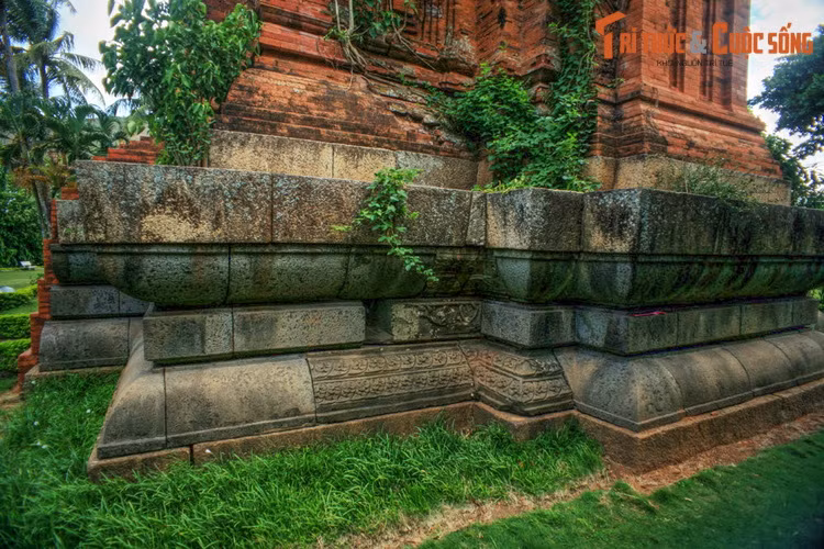 Theo các nhà nghiên cứu, tháp Đôi có niên đại vào khoảng cuối thế kỷ 12, đầu thế kỷ 13 trong giai đoạn phong cách Bình Định. Đây cũng là thời kỳ có sự giao lưu thường xuyên giữa Chăm Pa và vương quốc Khmer nên nghệ thuật kiến trúc – điêu khắc Angkor có ảnh hưởng ít nhiều đến tháp.