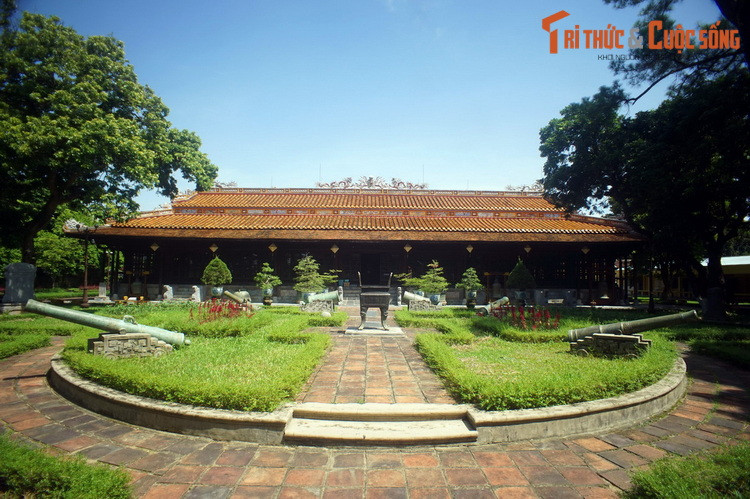 1. Nằm ở phường Phú Hậu, thành phố Huế, Bảo tàng Cổ vật Cung đình Huế có lịch sử hình thành từ năm 1923, là một trong những bảo tàng lâu đời nhất Việt Nam. Tòa nhà chính của Bảo tàng là điện Long An, một trong những cung điện đẹp nhất của nhà Nguyễn.