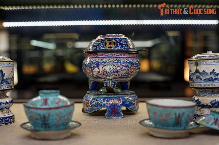 Các hiện vật của Bảo tàng Cổ vật Cung đình Huế phản ánh đời sống vật chất, lễ nghi chính trị và tư tưởng của tầng lớp quý tộc, vua quan nhà Nguyễn, thể hiện qua các trang phục cung đình, đồ sứ ngự dụng, đồ tự khí, đồ gỗ trang trí nội thất, các vật dụng dùng trong sinh hoạt và nghi lễ.