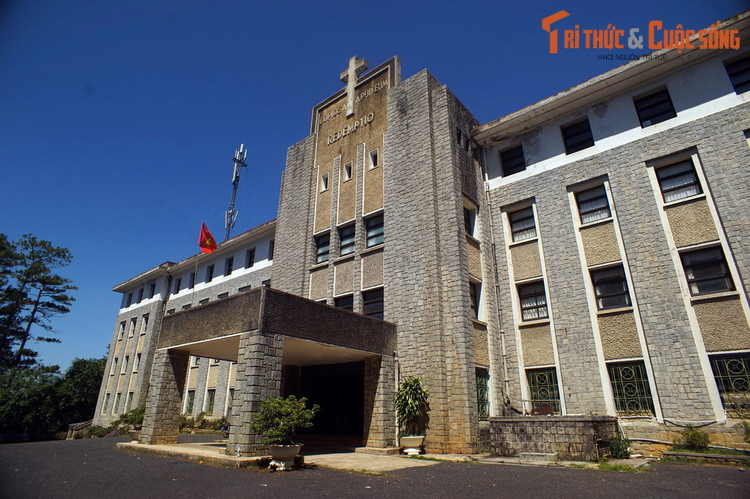 2. Nằm trong khuôn viên Viện Sinh học Tây Nguyên, Bảo tàng Sinh học là một điểm đến hấp dẫn dành cho du khách ở Đà Lạt. Ấn tượng đầu tiên về Bảo tàng này chính là kiến trúc châu Âu bề thế, uy nghiêm với các bức tường ốp đá, trên đỉnh khối nhà chính có cây thánh giá rất lớn.