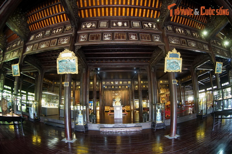 Hiện tại, không gian cổ xưa của Bảo tàng là nơi khoảng 700 hiện vật được trưng bày thường xuyên. Ngoài ra còn hàng nghìn hiện vật khác nằm trong kho lưu trữ. Đây là bộ sưu tập cổ vật nhà Nguyễn có quy mô lớn bậc nhất Việt Nam.