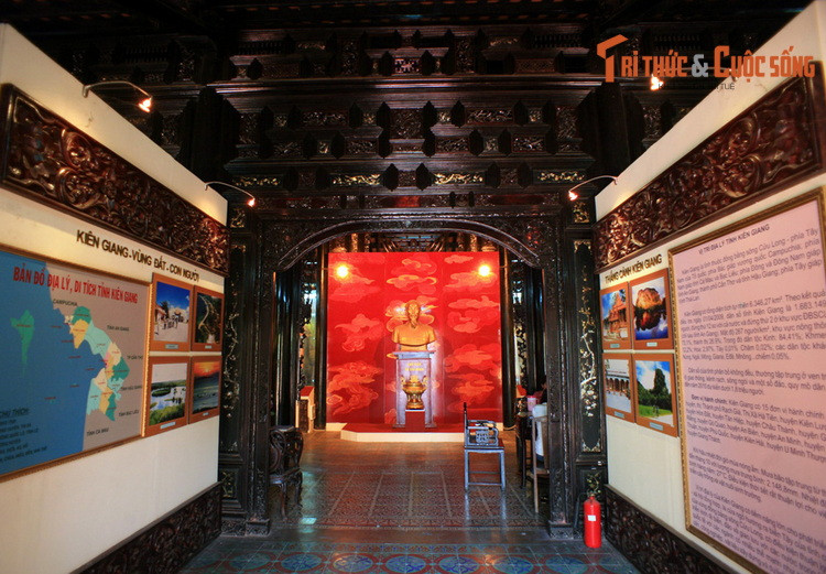 Hiện tại, Bảo tàng trưng bày 6 chuyên đề, gồm: Kiên Giang - vùng đất, con người; Văn hóa Óc Eo; Họ Mạc với công cuộc khai phá trấn Hà Tiên; Anh hùng dân tộc Nguyễn Trung Trực; Quân và dân Kiên Giang qua hai cuộc kháng chiến và các hiện vật được trục vớt tại vùng biển Kiên Giang.