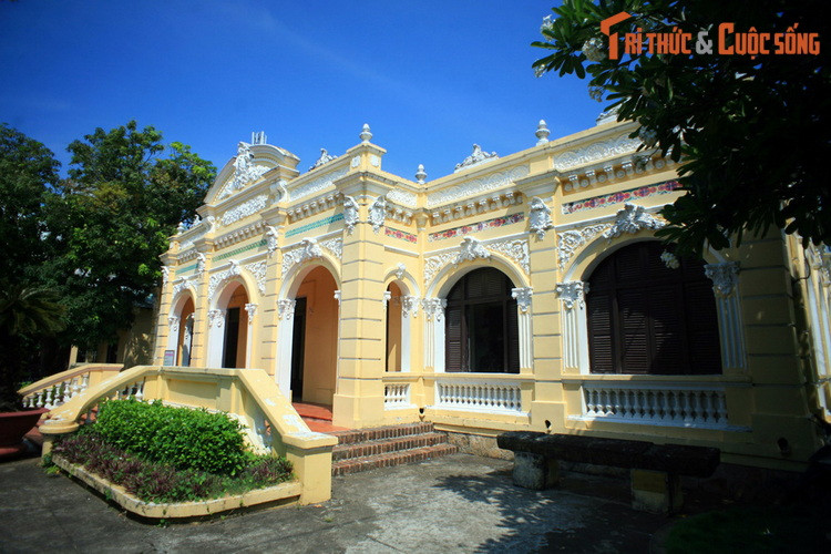 Tòa dinh thự được ông Trần Nhuệ - một địa chủ lớn trong vùng - khởi công xây dựng từ năm 1911-1920 với diện tích khoảng 2.000m2. Công trình có kiến trúc “nửa Tây nửa Ta” độc đáo, với mặt ngoài mang phong cách Tây phương, bên trong là các kết cấu gỗ đậm chất Việt.