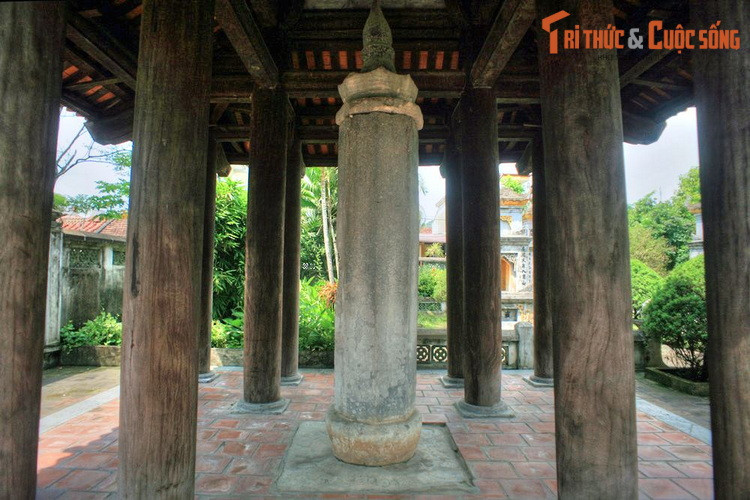 Cột đá Nhất Trụ cao hơn 4 mét, có 8 mặt và 6 chi tiết được lắp dựng với nhau bởi các ngõng đá. Trên các mặt của thân bát giác có khoảng 2.500 chữ Nho. Do ảnh hưởng của thời tiết, môi trường tác động mà hiện tại số lượng chữ có thể đọc được là rất ít.