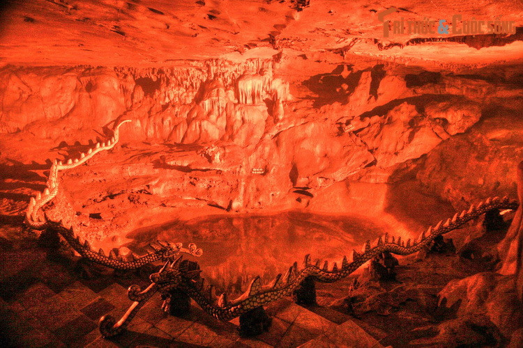 Động Tối thờ Mẫu và Tiên. Động này có nhiều thạch nhũ hình thù kỳ ảo, giữa động có giếng ngọc, được tạo thành do nước lạnh từ trần động nhỏ xuống.