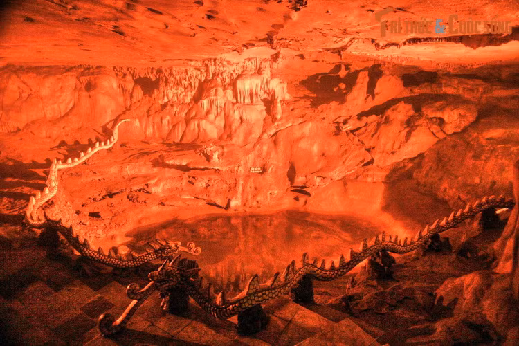 Động Tối thờ Mẫu và Tiên. Động này có nhiều thạch nhũ hình thù kỳ ảo, giữa động có giếng ngọc, được tạo thành do nước lạnh từ trần động nhỏ xuống.