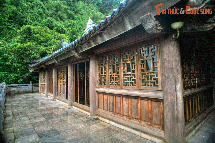 Ngoài các điện thờ trong hai hang Động, chùa Bái Đình cổ còn có các công trình thờ tự khác như đền thờ thần Cao Sơn, đền thờ Lý Quốc Sư Nguyễn Minh Không, đền thờ Sư tổ...