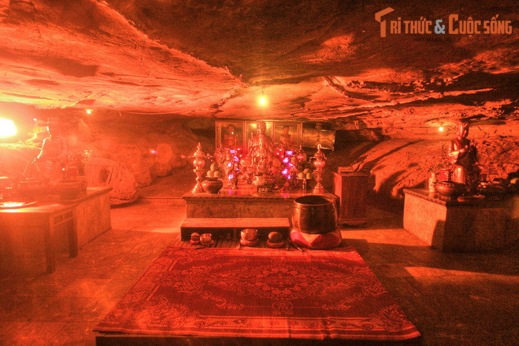 Chùa được tạo dựng theo lối kiến trúc chùa - động khá phổ biến ở Ninh Bình. Nơi đây có hai hang động chính là động Sáng và động Tối. Động sáng là nơi thờ Phật và Thần với các bàn thờ được bày ở trung tâm của hang.