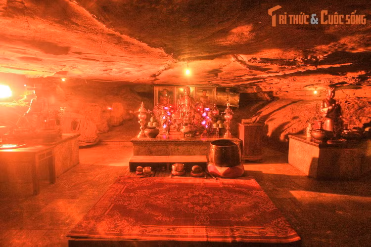 Chùa được tạo dựng theo lối kiến trúc chùa - động khá phổ biến ở Ninh Bình. Nơi đây có hai hang động chính là động Sáng và động Tối. Động sáng là nơi thờ Phật và Thần với các bàn thờ được bày ở trung tâm của hang.