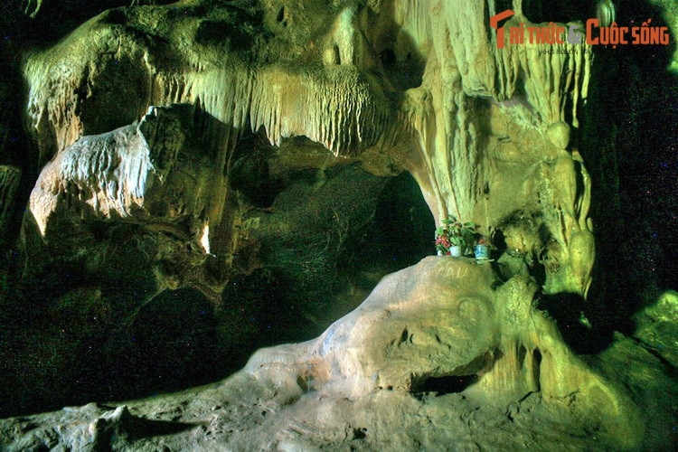 Bên cạnh các công trình kiến trúc cổ, chùa Bích Động là nơi có một hệ thống hang động độc đáo, gồm động Tối phía sau chùa Trung và động Xuyên Thủy xuyên qua gầm núi gần chùa Hạ. Đây chính là nét độc đáo của chùa Bích Động, khi núi, động và chùa bổ sung cho nhau.