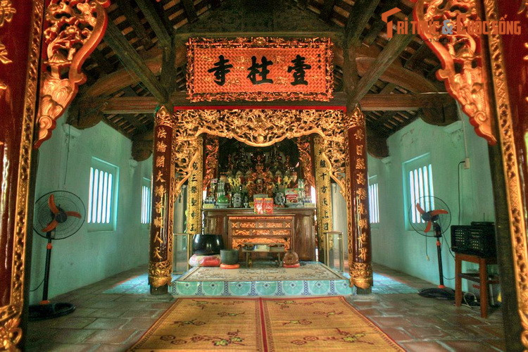 Được xây dựng từ thời Tiền Lê, thế kỷ thứ 10, chùa từng nơi tu hành và họp bàn việc nước của các vị quốc sư danh tiếng trong sử Việt như Pháp Thuận, Khuông Việt và Vạn Hạnh. Về kiến trúc, chùa được xây dựng theo kiểu chữ "đinh" (丁), hướng chính Tây.