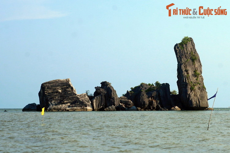 Sau đó trời nổi giông bão, mưa suốt nhiều ngày. Ở nơi hai cha con nằm xuống mọc lên hai hòn đá lớn và nhỏ. Người dân địa phương coi hòn to là cha và hòn nhỏ là con, gọi chung là hòn Phụ Tử.