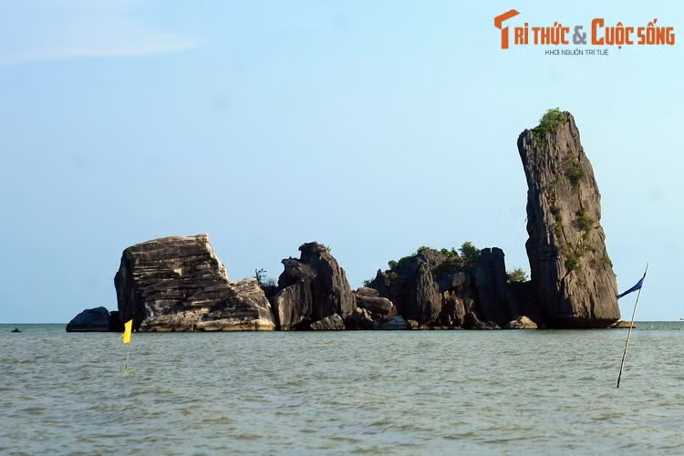 Sau đó trời nổi giông bão, mưa suốt nhiều ngày. Ở nơi hai cha con nằm xuống mọc lên hai hòn đá lớn và nhỏ. Người dân địa phương coi hòn to là cha và hòn nhỏ là con, gọi chung là hòn Phụ Tử.