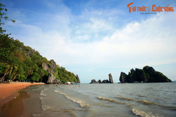 Vào năm 2006, phần Phụ của hòn Phụ Tử đã bị đổ xuống biển do sự bào mòn của thiên nhiên. Dù vậy, điều này vẫn không làm mất đi sức hút của một thắng cảnh đã đi vào truyền thuyết...