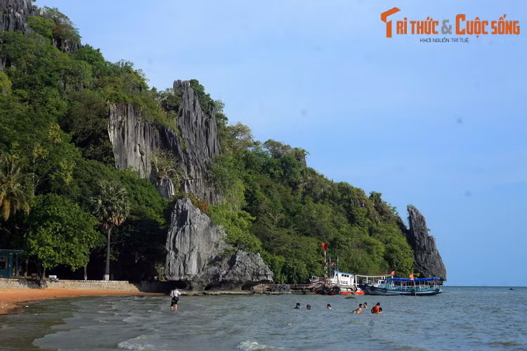 Bên chân ngọn An Hải Sơn cạnh chùa Hang có hai cha con làm nghề chài lưới. Đau xót trước tình cảnh thê lương mà bà con phải gánh chịu, người cha quyết tâm tiêu diệt con quái vật.