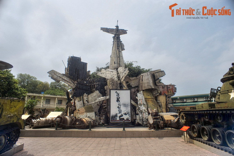 Một hiện vật gây ấn tượng đặc biệt ở khu trưng bày ngoài trời là một "tượng đài" về sự thất bại của chủ nghĩa đế quốc, được dựng từ xác nhiều chiếc máy bay Mỹ. Những máy bay này bị bắn hạ khi đánh phá Hà Nội và các địa phương ở miền Bắc thời kháng chiến chống Mỹ.