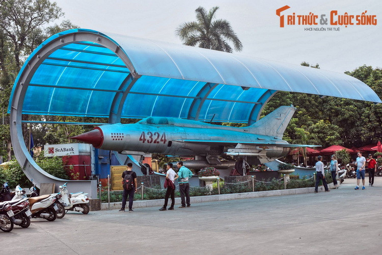 Các Bảo vật quốc gia khác của Bảo tàng là máy bay MiG-21 số hiệu 4324, máy bay MiG-21F96 số hiệu 5121 và bản đồ Quyết tâm chiến dịch Hồ Chí Minh. Trong đó, chiếc MiG-21 số hiệu 4324 từng 14 lần bắn hạ máy bay địch, được đặt trang trọng bên cổng chính.