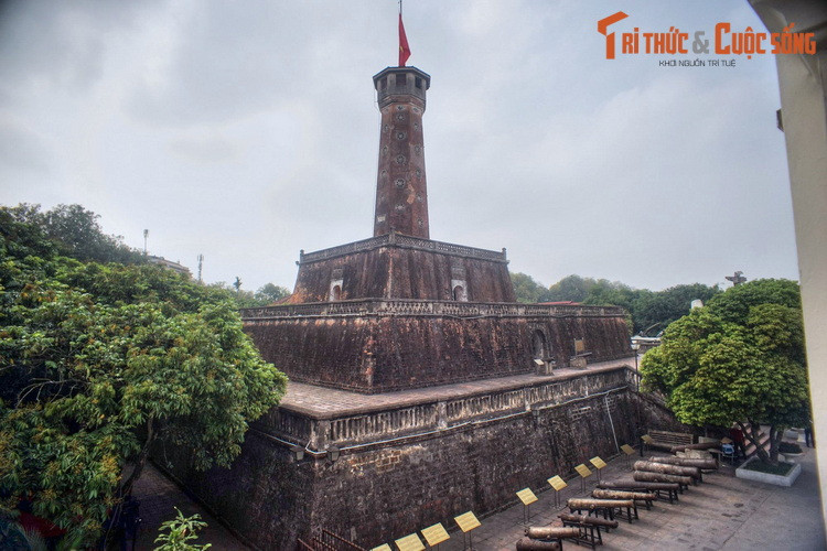 Trong khuôn viên Bảo tàng có một di tích lịch sử đặc biệt, đó là Cột cờ Hà Nội. Đây là một trong các công trình được bảo tồn nguyên vẹn của Di sản thế giới Hoàng thành Thăng Long, đồng thời là hình ảnh mang tính biểu tượng về thủ đô Hà Nội.