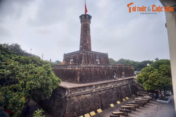 Trong khuôn viên Bảo tàng có một di tích lịch sử đặc biệt, đó là Cột cờ Hà Nội. Đây là một trong các công trình được bảo tồn nguyên vẹn của Di sản thế giới Hoàng thành Thăng Long, đồng thời là hình ảnh mang tính biểu tượng về thủ đô Hà Nội.