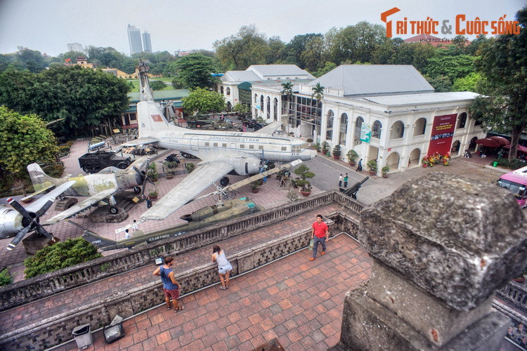 Ngược dòng thời gian, Bảo tàng được thành lập ngày 17/7/1956, thuộc Tổng cục Chính trị Quân đội nhân dân Việt Nam. Cơ sở hạ tầng của Bảo tàng là khu nhà thuộc trại lính thông tin của Quân đội Pháp xưa.