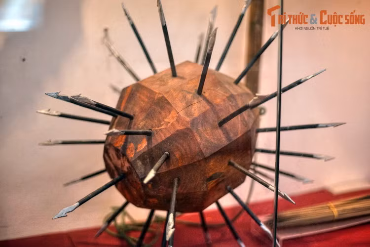 Các hiện vật ở nơi đây phản ánh một số trận quyết chiến, chiến lược của dân tộc ta trong lịch sử chống ngoại xâm, đồng thời thể hiện tính sáng tạo, tài thao lược, đường lối quân sự, nghệ thuật quân sự mang bản sắc Việt Nam.