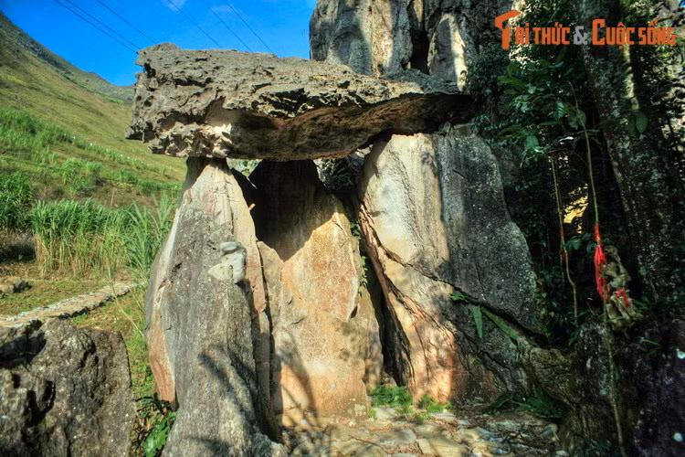 Theo tập quán, sau khi đi đám ma về qua đây, đồng bào Mông thường buộc một sợi vải đỏ vào cành cây hoặc mỏm đá với mong muốn rũ bỏ hết mọi xui xẻo và gặp được nhiều may mắn trong cuộc sống.