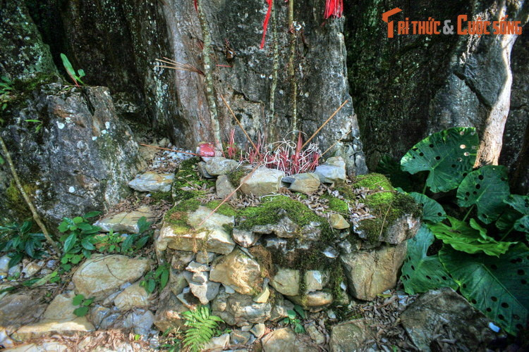 Khách du lịch đi qua cung đường có cây thiêng Thài Phìn Tủng thường ghé vào làm lễ để cầu cho chuyến đi qua vùng núi non hiểm trở được an toàn. Đây cũng là một việc làm thể hiện sự tôn trọng truyền thống văn hóa địa phương.