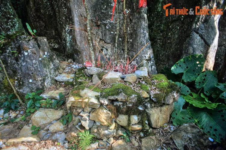 Khách du lịch đi qua cung đường có cây thiêng Thài Phìn Tủng thường ghé vào làm lễ để cầu cho chuyến đi qua vùng núi non hiểm trở được an toàn. Đây cũng là một việc làm thể hiện sự tôn trọng truyền thống văn hóa địa phương.