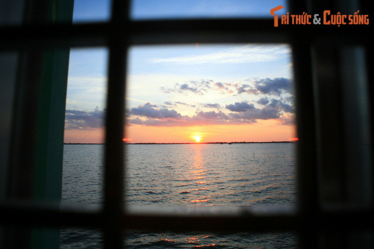 Trong con mắt lữ khách, đầm nước rộng mênh mông này đẹp như một bức tranh của tạo hóa, nhất là vào buổi bình minh và chiều tà, khi sắc thái của mây trời toát lên vẻ lung linh, kỳ ảo.