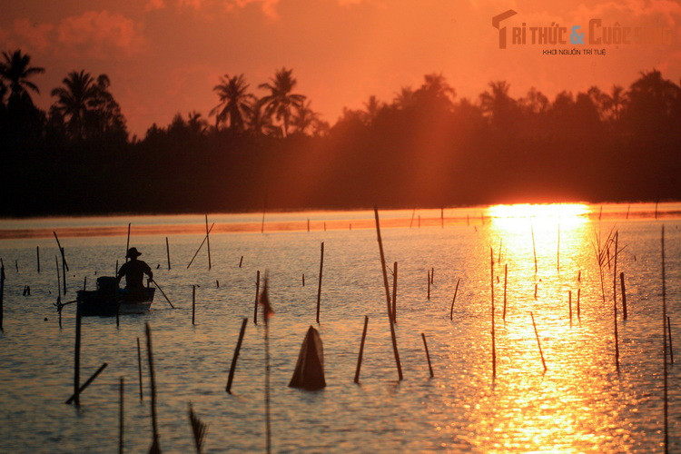 Tên gọi của đầm Thị Tường gắn với tên tuổi của Bà Tường, một trong những người đầu tiên đi khai phá vùng đất Cà Mau, đồng thời là một nhân vật gắn với các truyền thuyết dân gian được lưu truyền trong vùng.