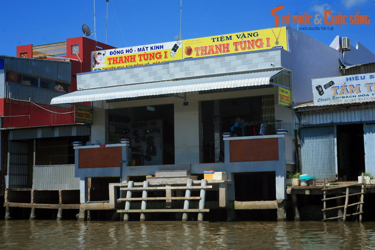 Một cửa tiệm vàng kiêm cửa hàng đồng hồ mắt kính nổi trên mặt nước, hình ảnh thú vị chỉ có ở chốn sông nước miền Tây.