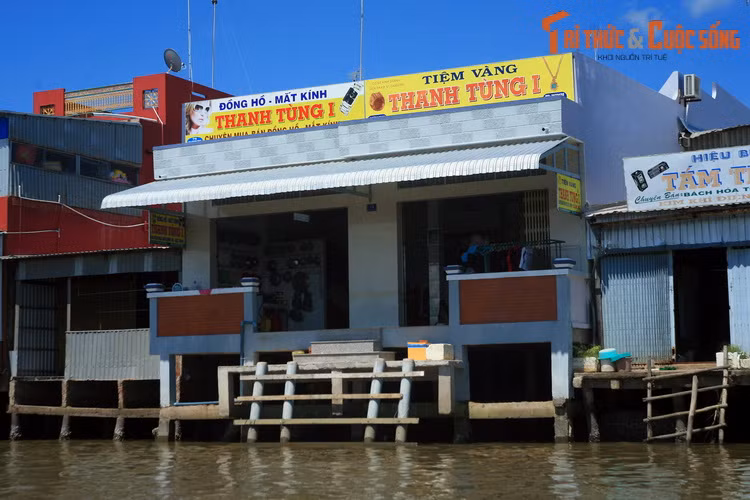 Một cửa tiệm vàng kiêm cửa hàng đồng hồ mắt kính nổi trên mặt nước, hình ảnh thú vị chỉ có ở chốn sông nước miền Tây.