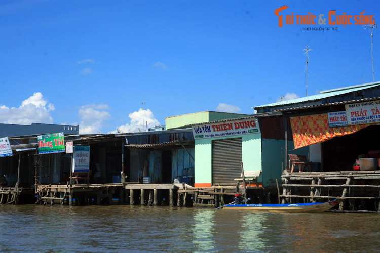 Một góc "phố" tập trung các đại lý tôm, cá cùng một cửa hàng thức ăn gia súc. Đánh bắt, nuôi trồng thủy hải sản là ngành kinh tế quan trọng của người dân địa phương.