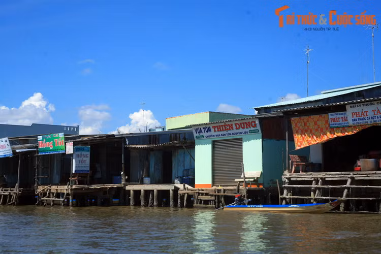 Một góc "phố" tập trung các đại lý tôm, cá cùng một cửa hàng thức ăn gia súc. Đánh bắt, nuôi trồng thủy hải sản là ngành kinh tế quan trọng của người dân địa phương.