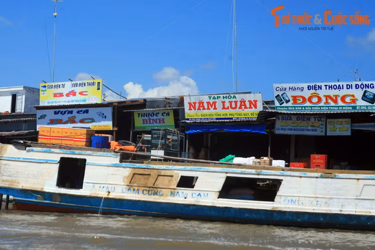 Các cửa hàng "mặt tiền" ở ấp Ông Trang. Các loại hình dịch vụ, mặt hàng được cung cấp ở nơi đây rất đa dạng, từ sửa đồ điện tử, tạp hóa, thuốc cá, buôn bán điện thoại di động...