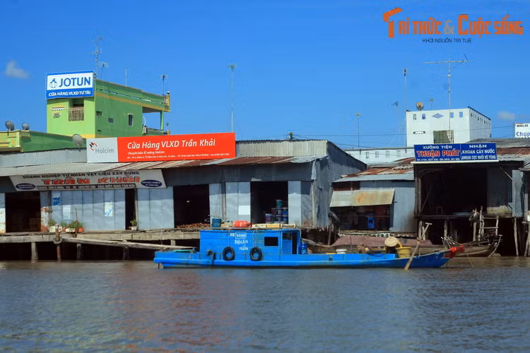 Nhiều cơ cở kinh doanh có quy mô lớn tập trung bên bờ sông ở thị trấn Năm Căn.