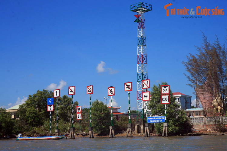 Các biển hiệu giao thông đường thủy ở thị trấn Năm Căn, một hình ảnh lạ mắt với du khách phương xa.