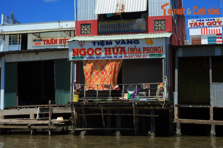 ...Cho đến tiệm vàng và dịch vụ cầm đồ.