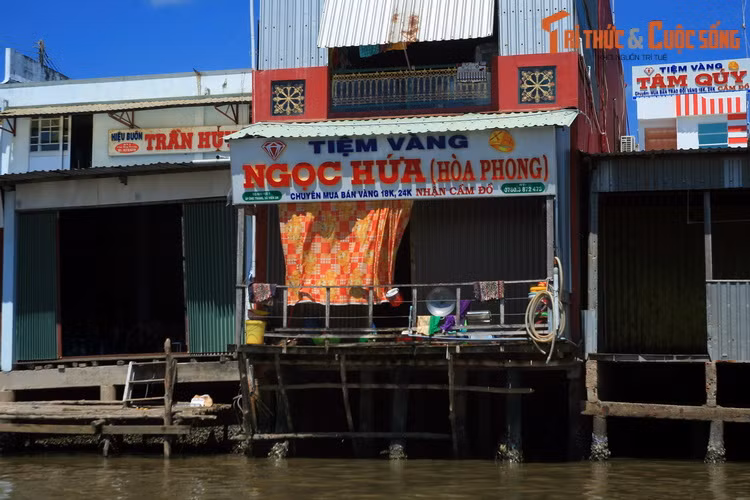 ...Cho đến tiệm vàng và dịch vụ cầm đồ.