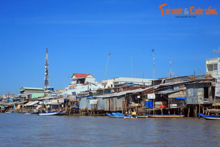 Với sự phát triển mạnh mẽ của hạ tầng giao thông đường bộ, có lẽ sự sầm uất của đời sống trên sông nước ở Cà Mau sẽ giảm dần theo thời gian, như xu thế chung của toàn khu vực miền Tây Nam Bộ...