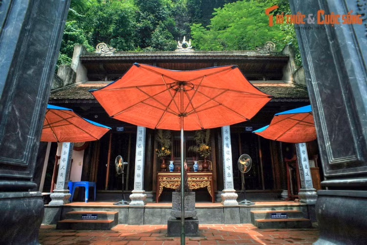 Trên nền đất mà vua Đinh từng xưng hoàng đế và lập nước Đại Cồ Việt, sau này nhân dân trong vùng đã xây phủ thờ để tưởng nhớ ông cùng vương triều Đinh, được gọi là Phủ Đại.