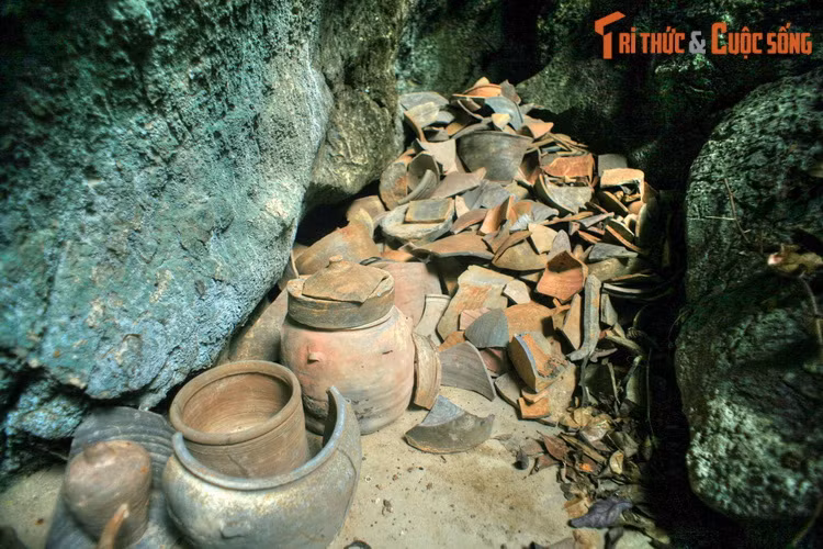 Theo một giai thoại, sau khi vua Đinh Tiên Hoàng bị sát hại và Lê Hoàn nắm quyền, tướng sĩ trung thành với nhà Đinh đã đốt hủy doanh trại, đập bỏ vật dụng và tự sát tập thể vì không chấp nhận thờ hai chủ.