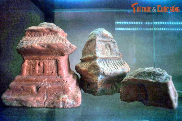 Rất nhiều cổ vật của nhà Đinh đã được tìm thấy quanh khu vực Phủ Đại và được lưu giữ tại nơi đây, gồm các loại đồ gốm, gạch có hoa văn, tiền đồng, binh khí các loại...