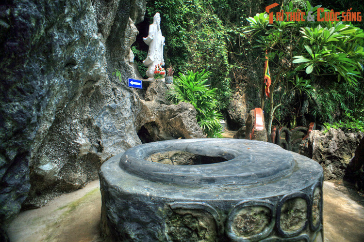 Gần hang Đại có giếng Giải Oan, được coi là nơi âm dương ngũ hành hòa hợp, trần thế giao thoa với âm cung, những linh hồn chết oan uổng được giải thoát.