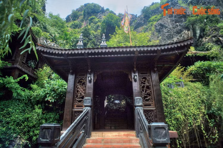 Sau khi trở thành hoàng đế đầu tiên của nước Việt, Đinh Tiên Hoàng đế đã ngự tại nơi này trong thời gian xây hành cung Hoa Lư.