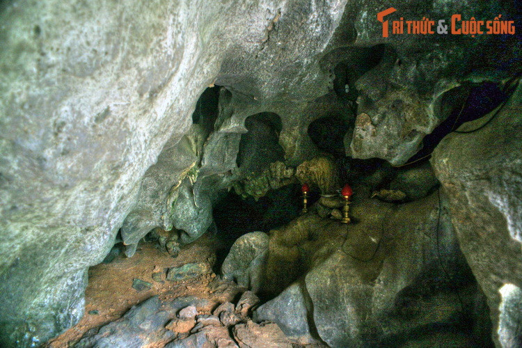 Phía sau phủ có lối mòn dẫn lên hang Đại, cũng là một di tích lịch sử của triều Đinh. Đây là nơi quân sĩ triều Đinh túc trực để bảo vệ cửa ngõ kinh đô Hoa Lư và linh khí của nơi lập quốc.