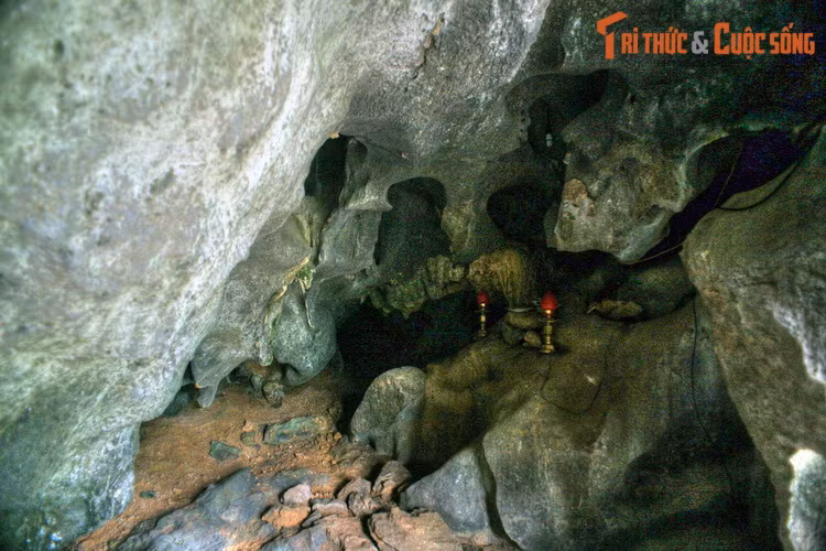 Phía sau phủ có lối mòn dẫn lên hang Đại, cũng là một di tích lịch sử của triều Đinh. Đây là nơi quân sĩ triều Đinh túc trực để bảo vệ cửa ngõ kinh đô Hoa Lư và linh khí của nơi lập quốc.