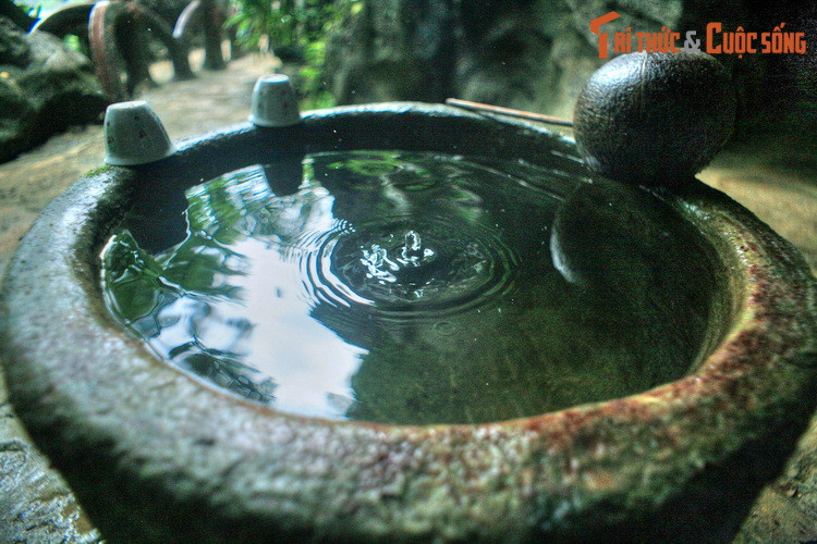 Ngay tại cửa hang động này, khách thập phương có thể thưởng thức những ngụm nước mát lành nhỏ xuống từ nhũ đá ngàn tuổi.